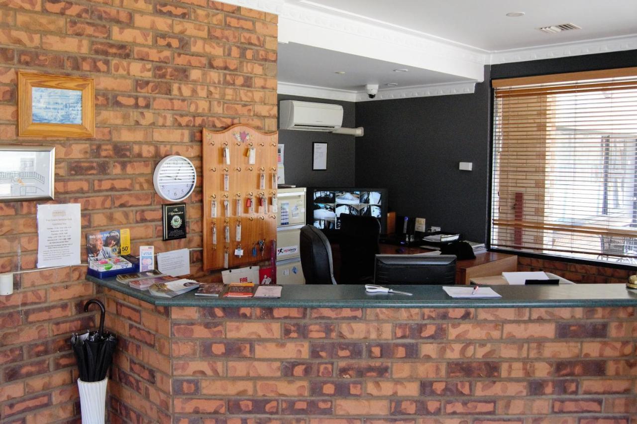 Civic Motor Inn Cowra Buitenkant foto