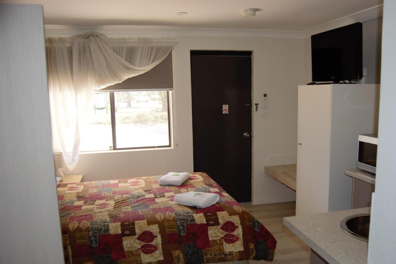 Civic Motor Inn Cowra Buitenkant foto